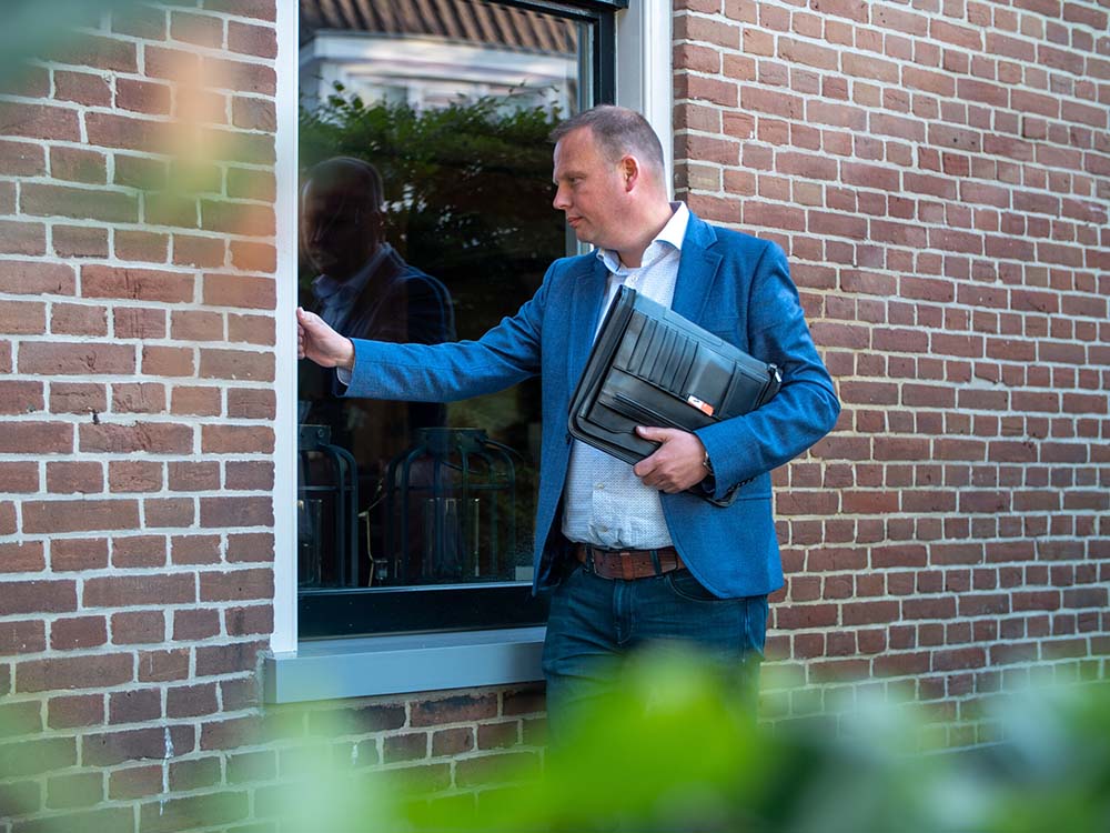 Kozijn- en gevel controle tijdens een bouwkundige inspectie