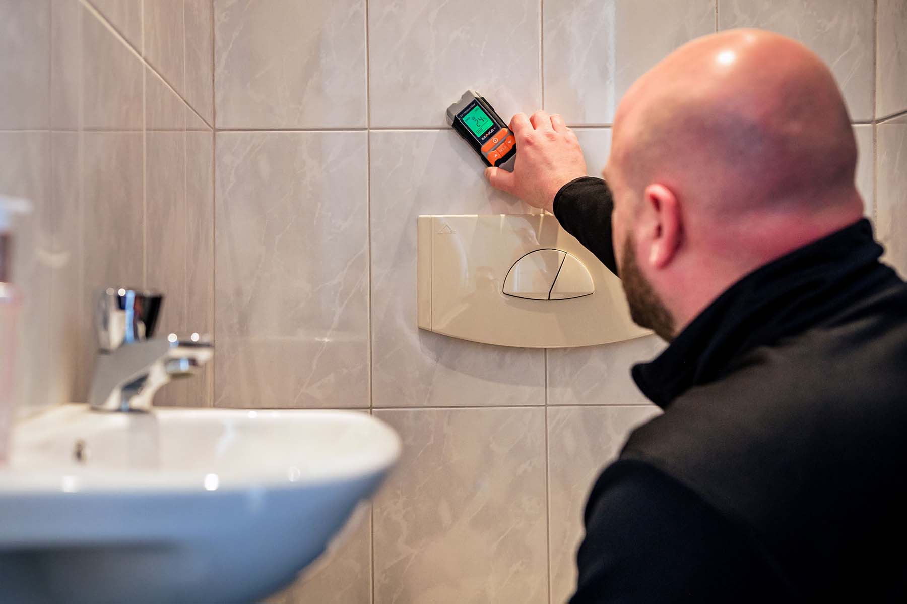 Vochtmeting in de badkamer van een woning voor het bouwkundig rapport